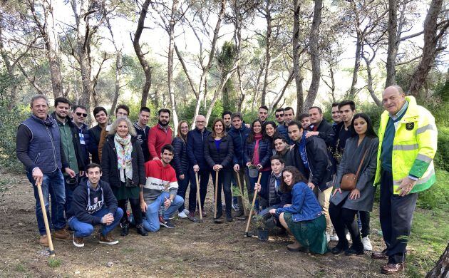 Foto de familia de los dirigentes del Partido Popular durante la celebración del Día del Árbol en la Devesa de La Albufera de València