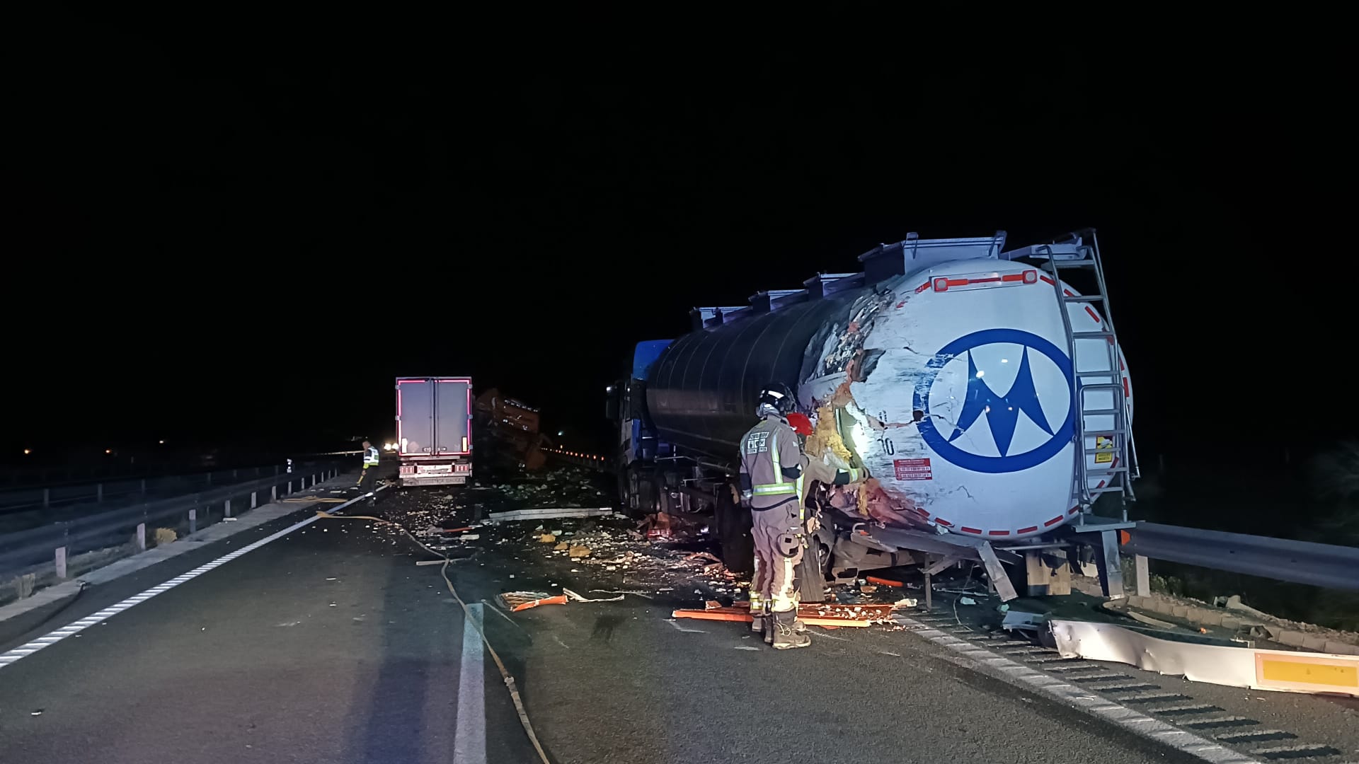 Los dos caminones siniestrados en la A-33 en Jumilla