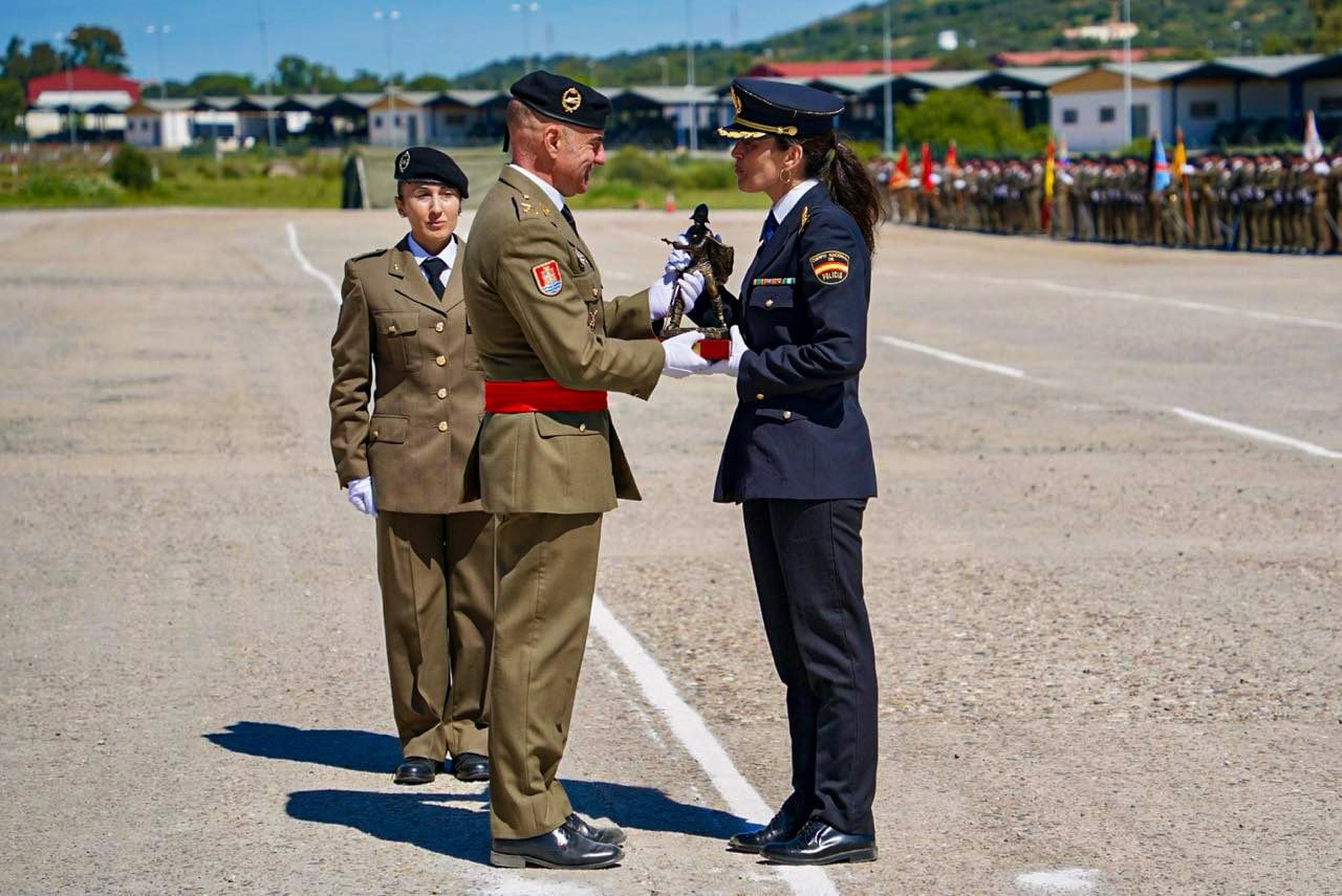 Entrega del premio Guzmán el Bueno a la Policía Nacional. La comisaria principal, María Dolores López, recibe el reconocimiento.