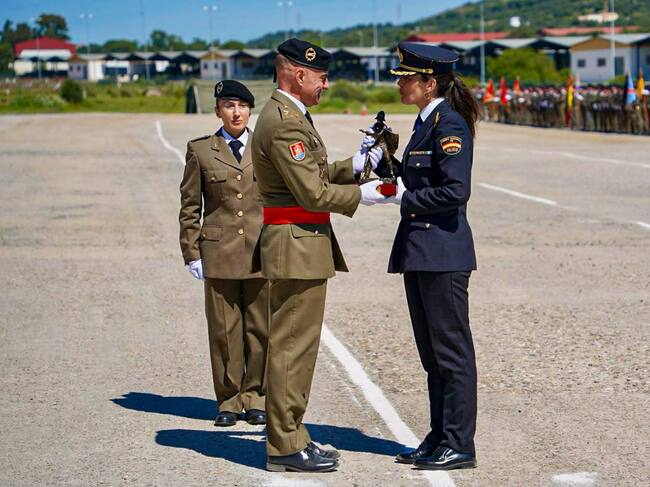 Entrega del premio Guzmán el Bueno a la Policía Nacional. La comisaria principal, María Dolores López, recibe el reconocimiento.