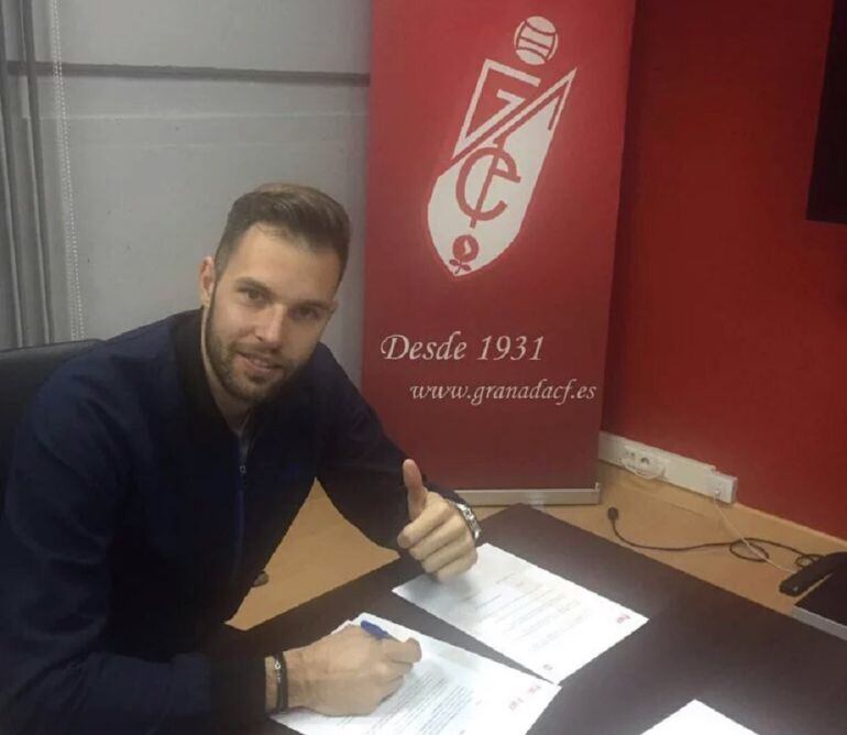 El portero Jesús Fernandez, firmando su contrato en la sede del Granada CF