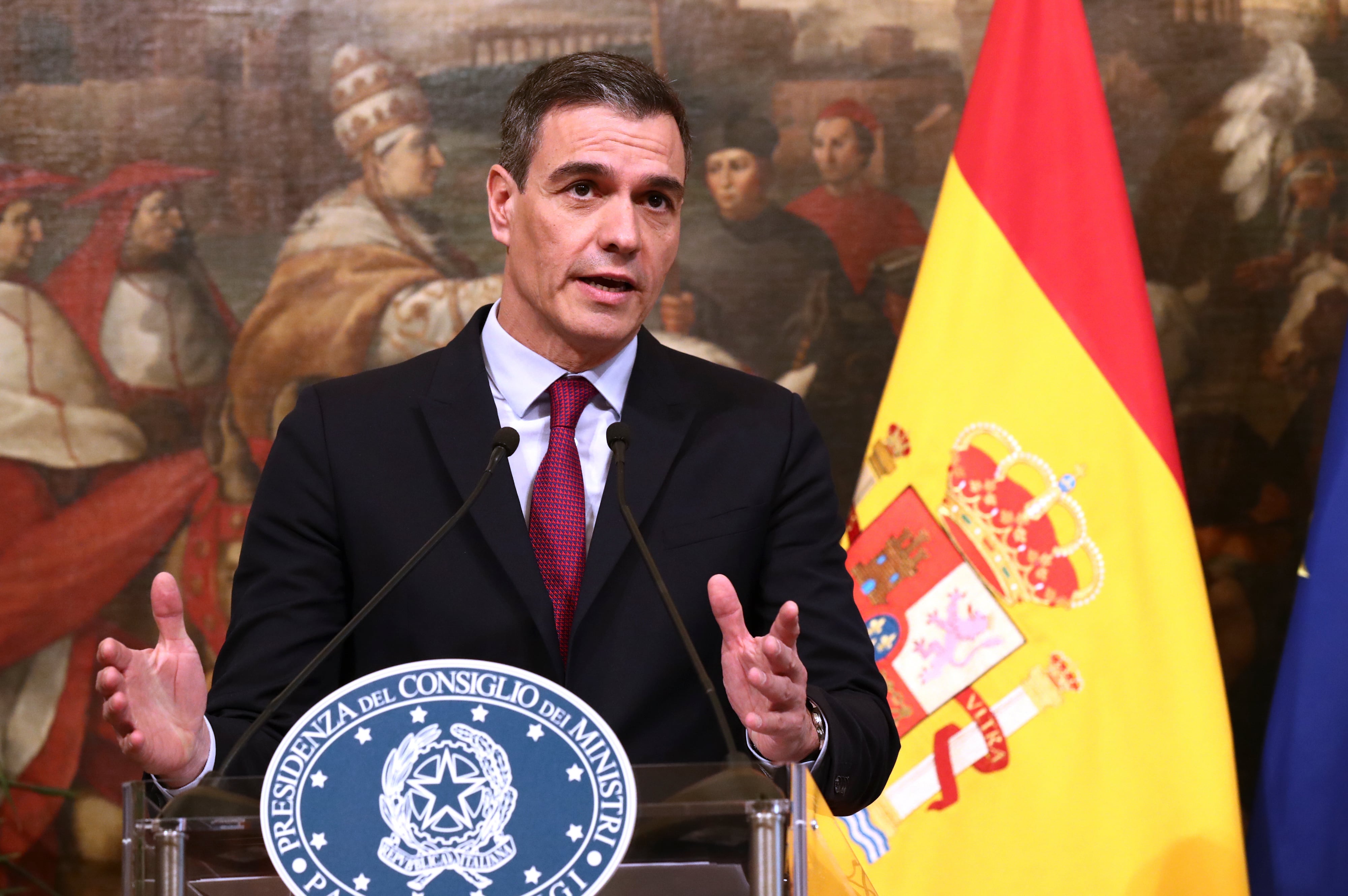 El presidente del Gobierno, Pedro Sánchez, durante la declaración institucional que ha ofrecido junto a la primera ministra de la República Italiana, Giorgia Meloni, este miércoles en el Palacio Chigi, Roma