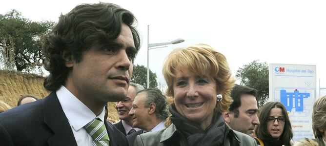 Juan José Güemes y Esperanza Aguirre, en una imagen de archivo en el Hospital del Tajo