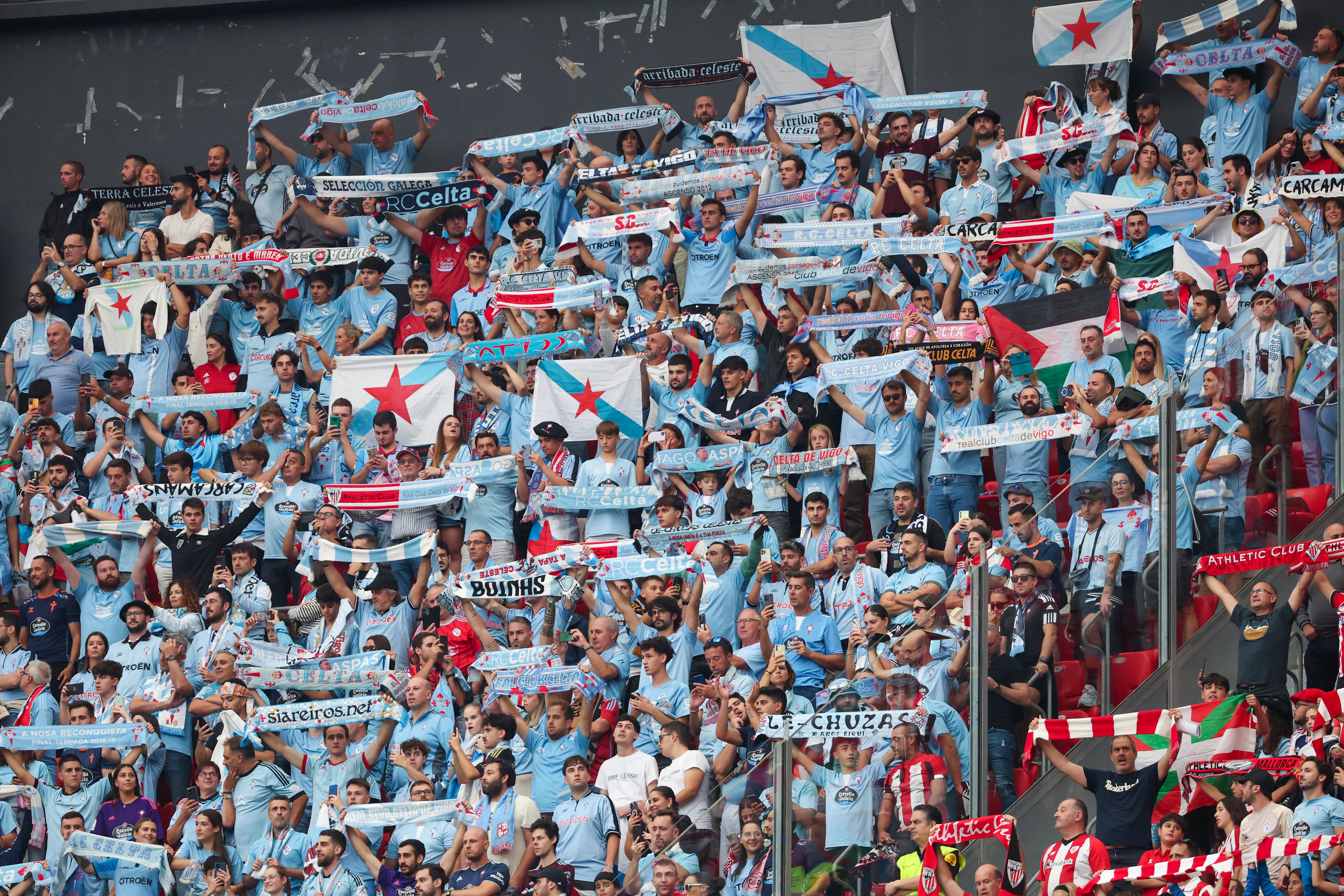 BILBAO, 22/09/2024.- Aficionados del Celta de Vigo animan a su equipo durante el partido de LaLiga ante el Athletic en el estadio de San Mamés en Bilbao este domingo. EFE/ Luis Tejido
