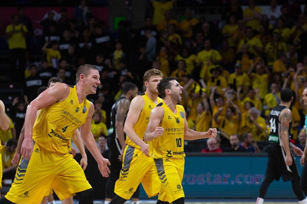 Los aurinegros celebran la victoria ante el Hapoel Jerusalén