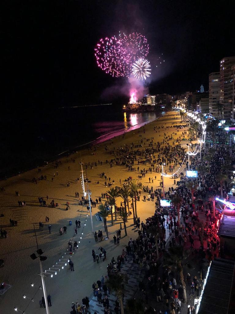 Una edición anterior a la pandemia de la fiesta de Año Nuevo en la playa de Levante de Benidorm