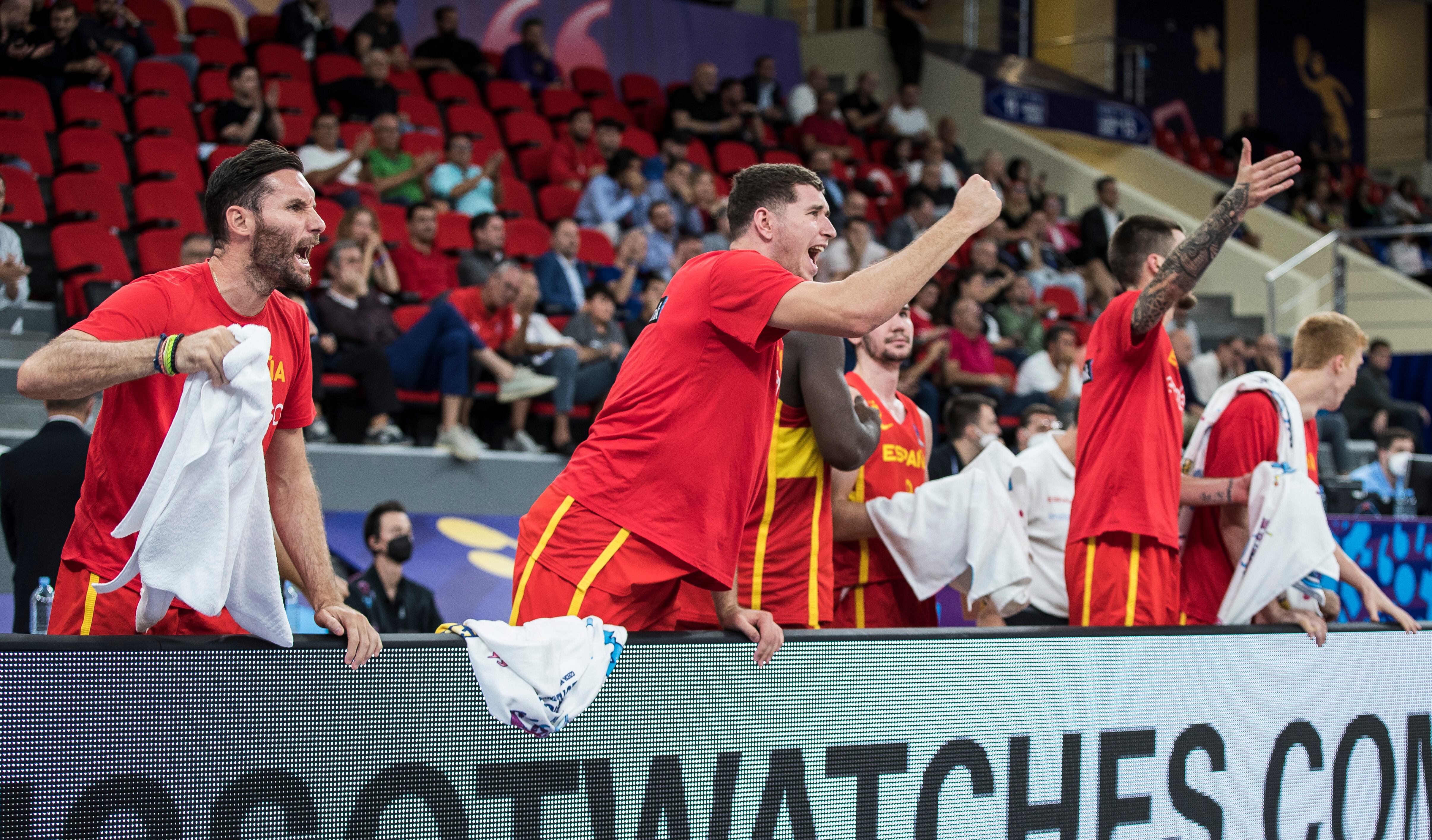 El banquillo de España celebra una canasta ante Turquía.