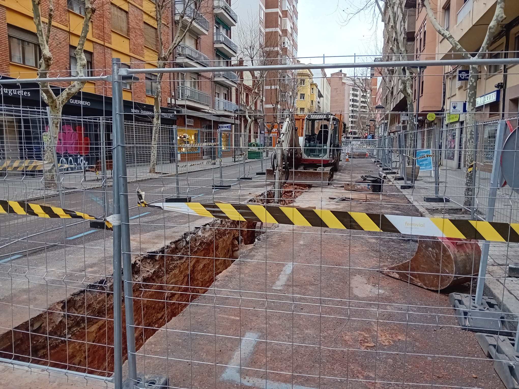 Obras de la red de agua caliente en Victor Gallego