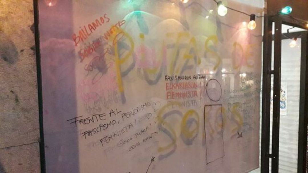 Pintadas en la sede de la revista feminista sobre  que se han sobrepuesto mensajes de apoyo y contra el fascismo