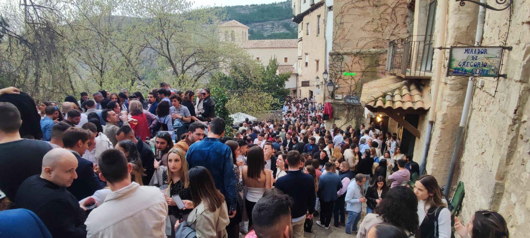 Muchos conquenses aprovechan el Domingo de Ramos para visitar los bares del Casco Antiguo como el barrio de San Miguel.
