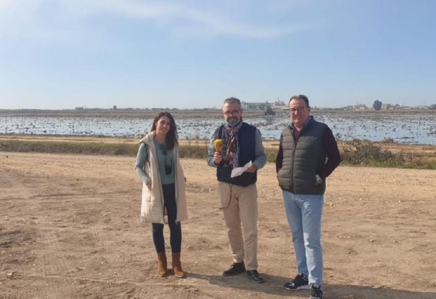 Álvaro Pallarés, propietario de QABTUR AGROQUÍMICOS S.L. y DOÑARROZ, y M.ª del Mar Rojas, ingeniera técnica agrícola, junto a Paco García