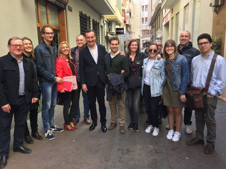 El alcalde con los periodistas que cubren la información municipal