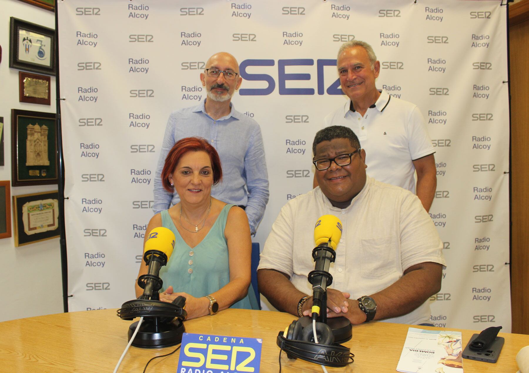 Reme Perelló, Jesús Fuentes Popa, Juan Pérez e Indalecio Carbonell, en el estudio central de Radio Alcoy