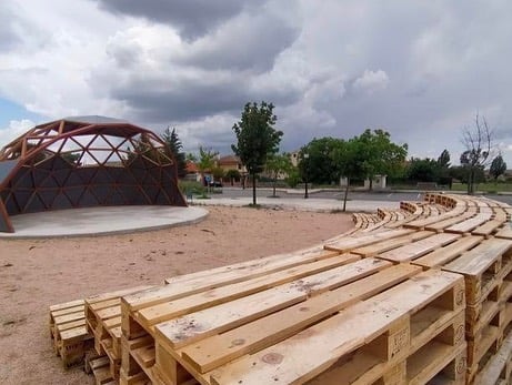 Trescasas cuenta con un nuevo auditorio con graderío de palés