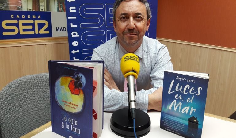 Chema Contreras, director de &#039;Rincón Literario&#039;, posa con las recomendaciones literarias de esta semana.