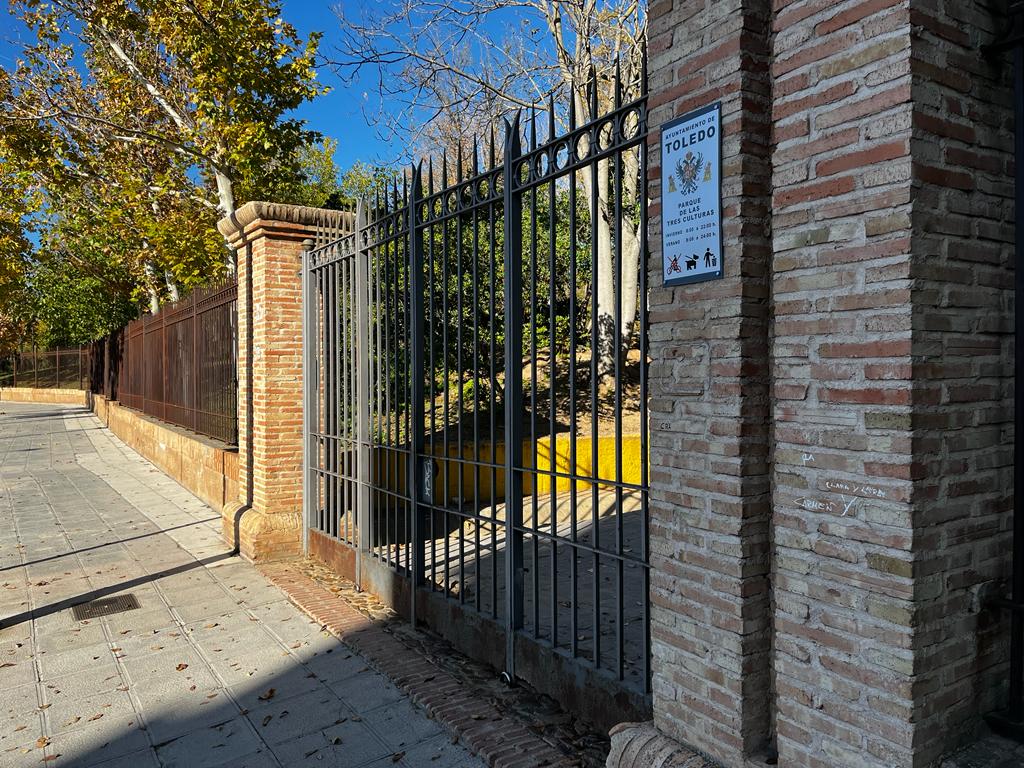 Imagen de una de las puertas del Parque de las Tres Culturas de Toledo, cerrada en la tarde de este martes