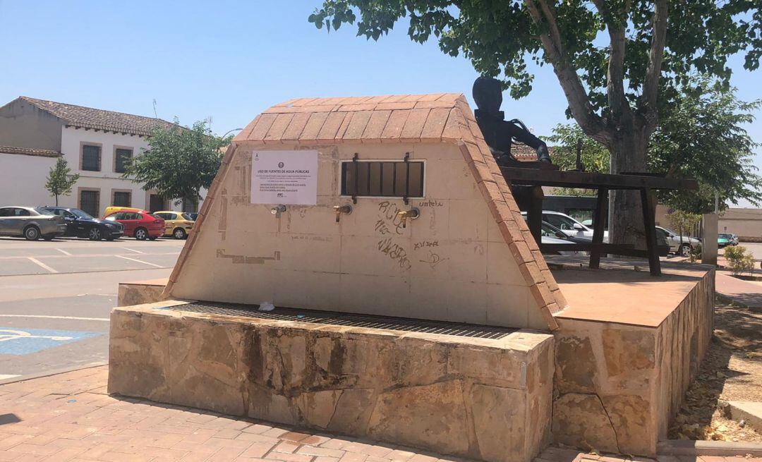 Fuente de ósmosis en la plaza Cervantes de Mota del Cuervo (Cuenca).