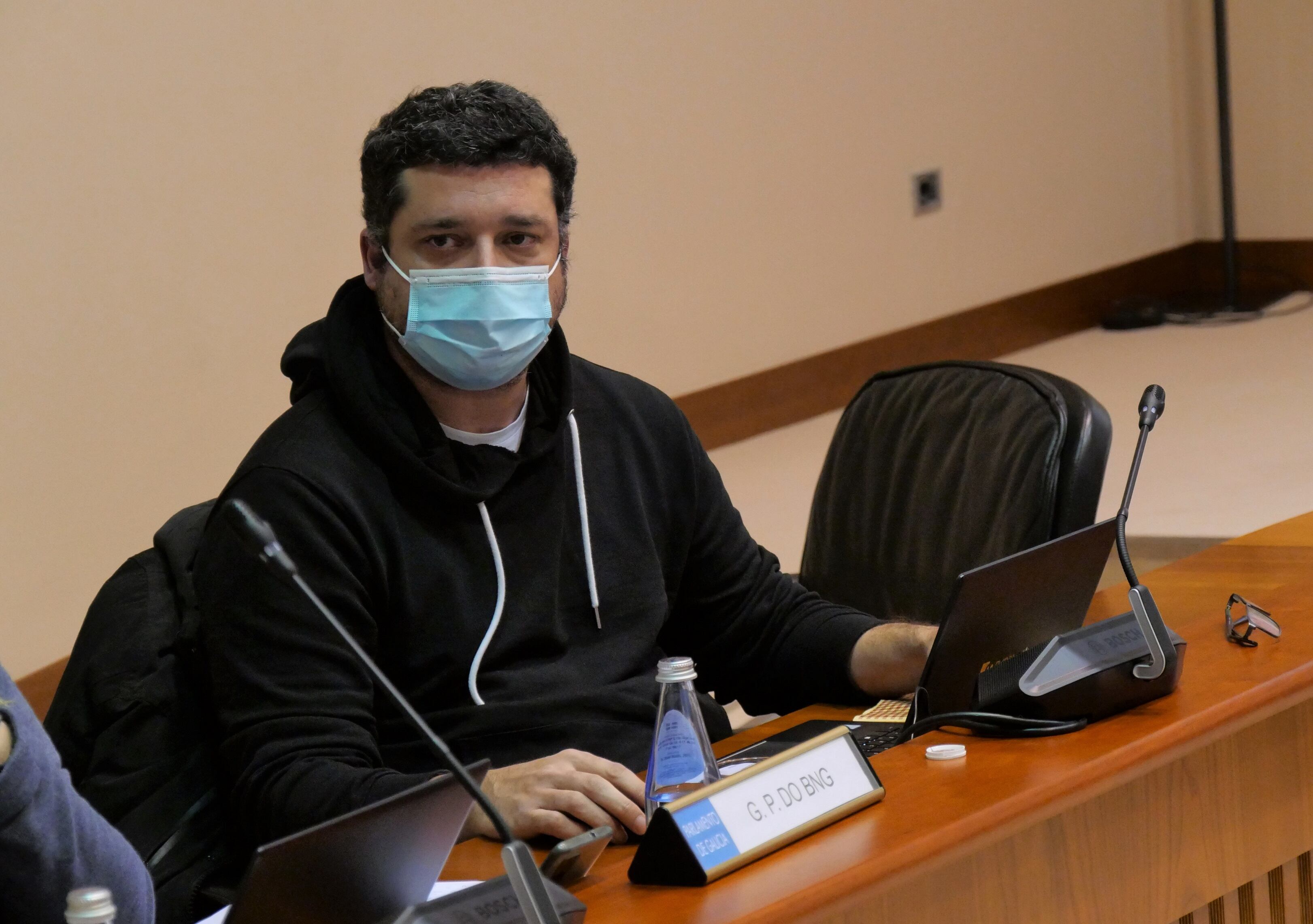 El parlamentario Mon Fernández, en el Parlamento de Galicia (foto: BNG)