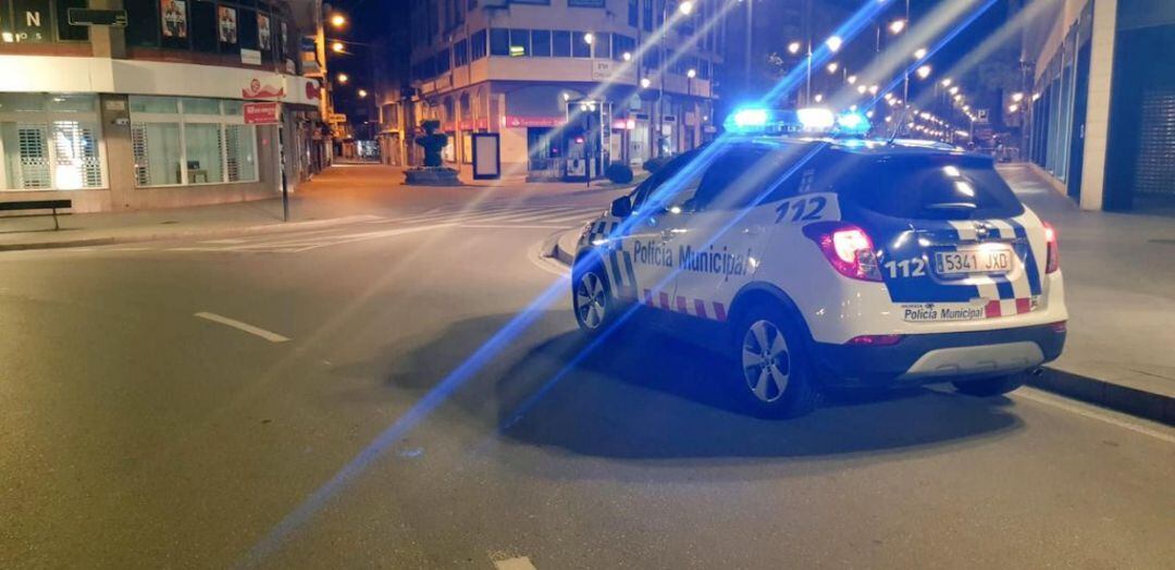 Un coche de policía patrulla las calles de Ponferrada