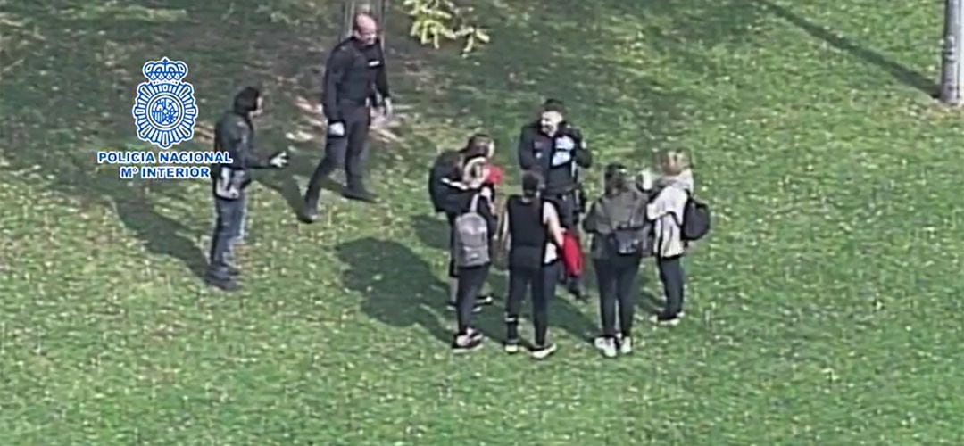 Un helicóptero de Policía Nacional vigila desde el aire los incumplimientos del Estado de Alarma como el de la fiesta en Leganés