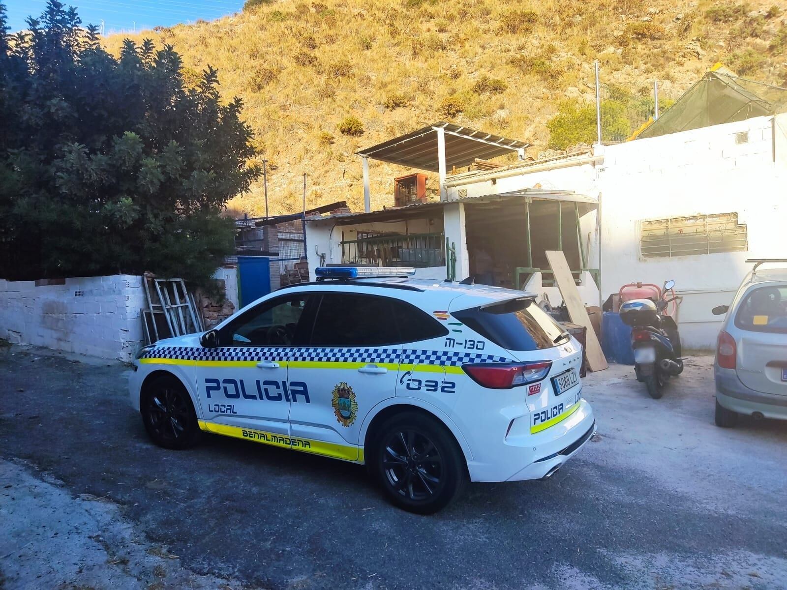 La policía local de Benalmádena durante la inspección