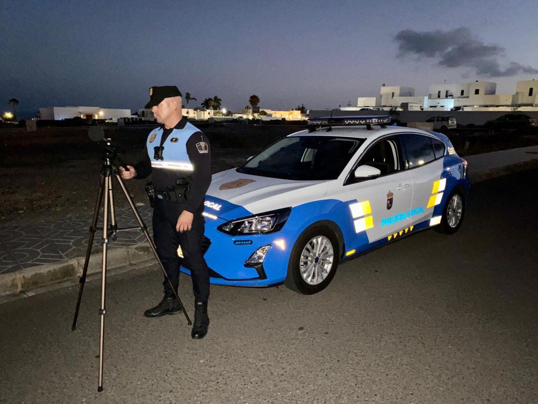 Un agente de la Policía Local de Yaiza midiendo el ruido en una zona del municipio.