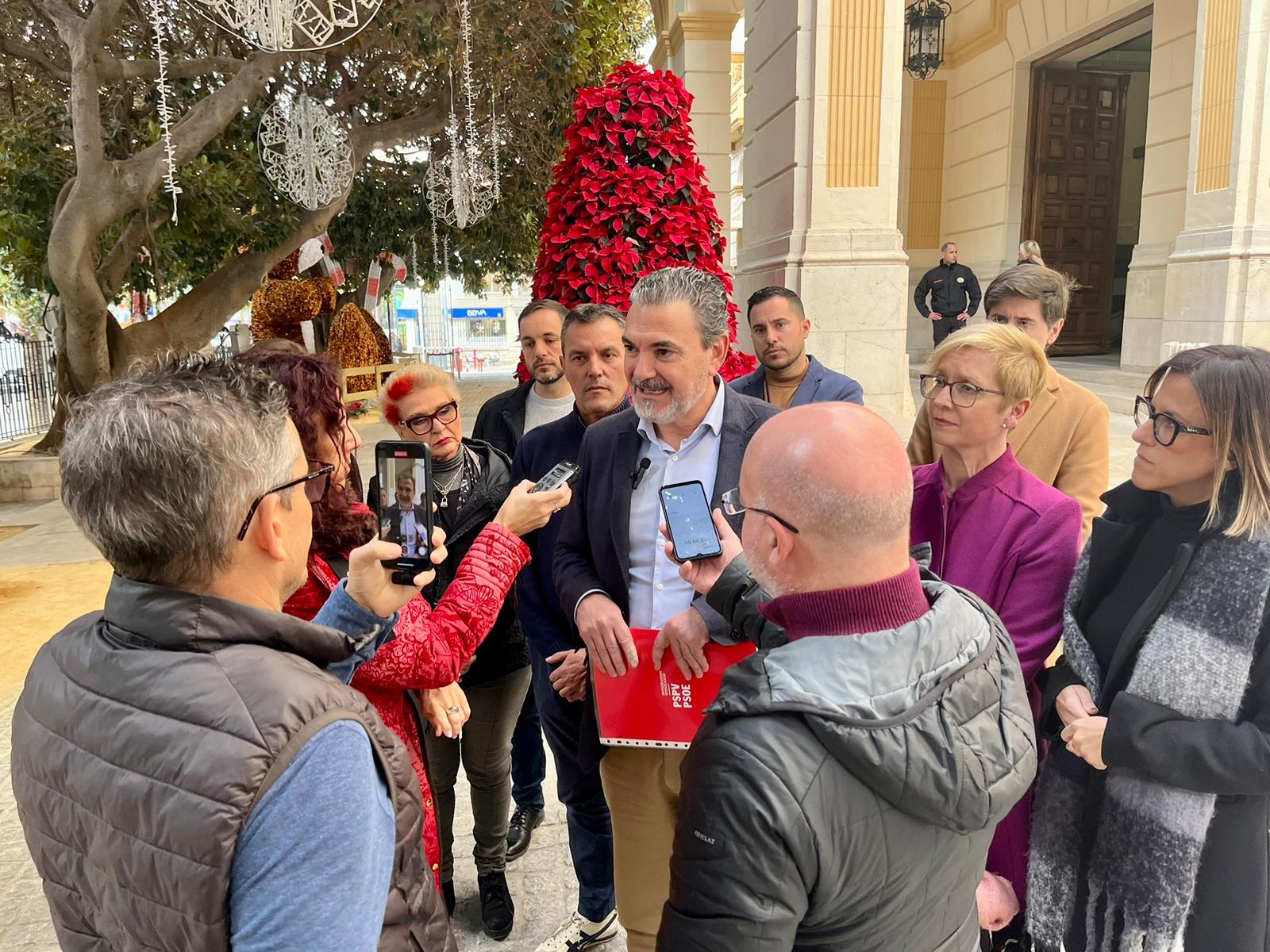 Vicente Arques, portavoz del PSPV en la Diputación de Alicante, atiende a los medios de comunicación