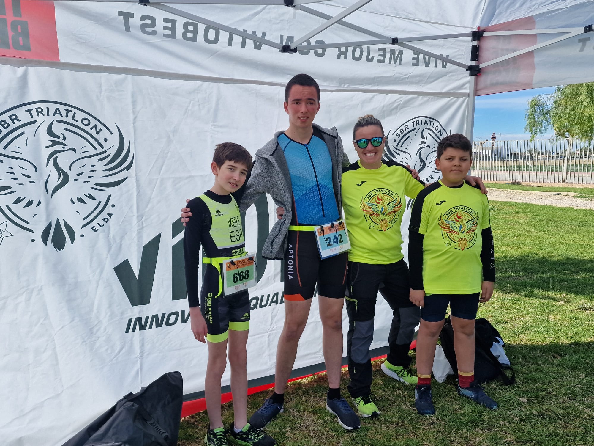 Verónica Sirvent, entrenadora, con tres atletas