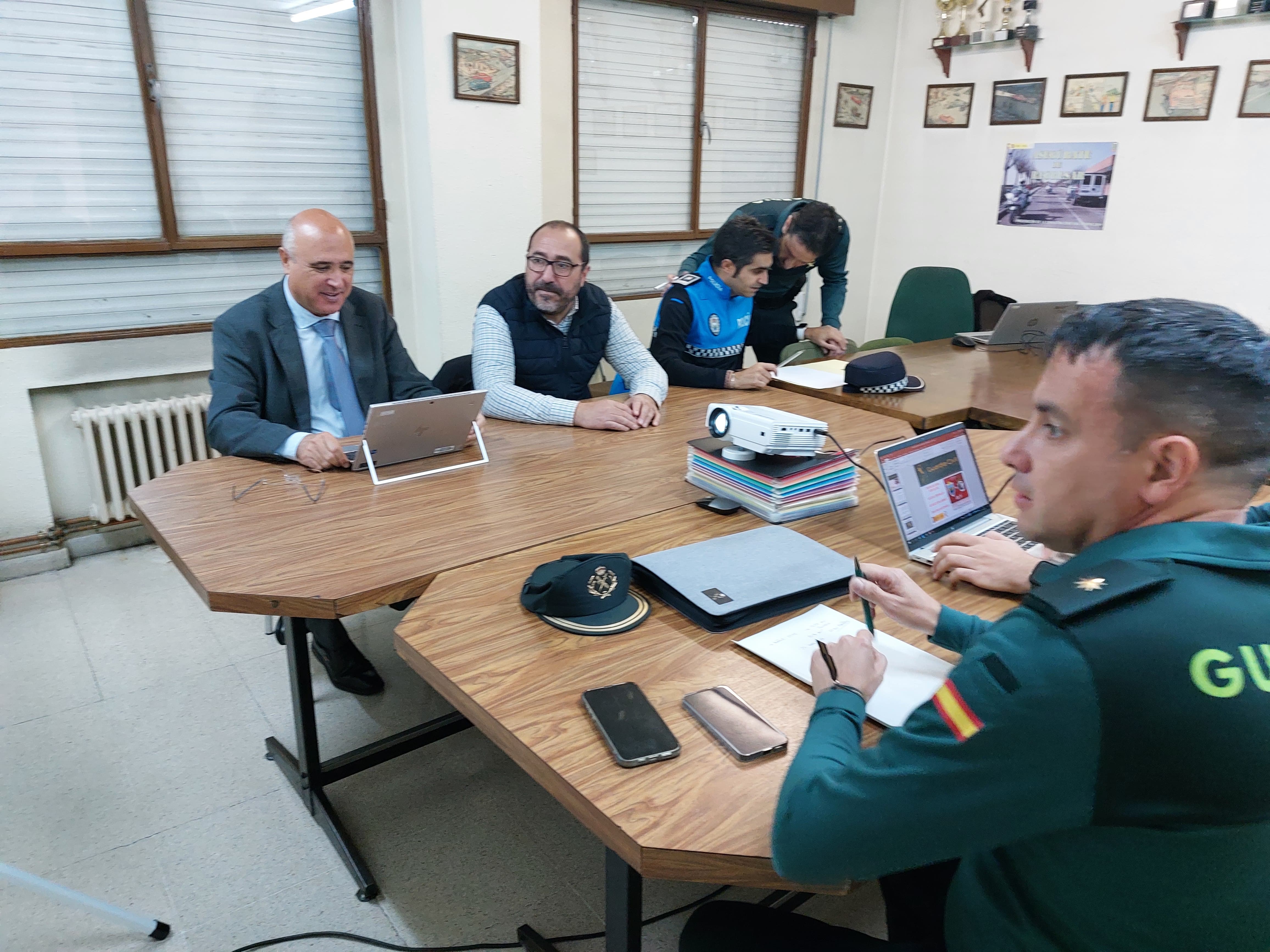 El subdelegado del Gobierno, Jacinto Canales, y el alcalde de Tordesillas, Miguel Ángel Oliveira, presiden la reunión de Seguridad
