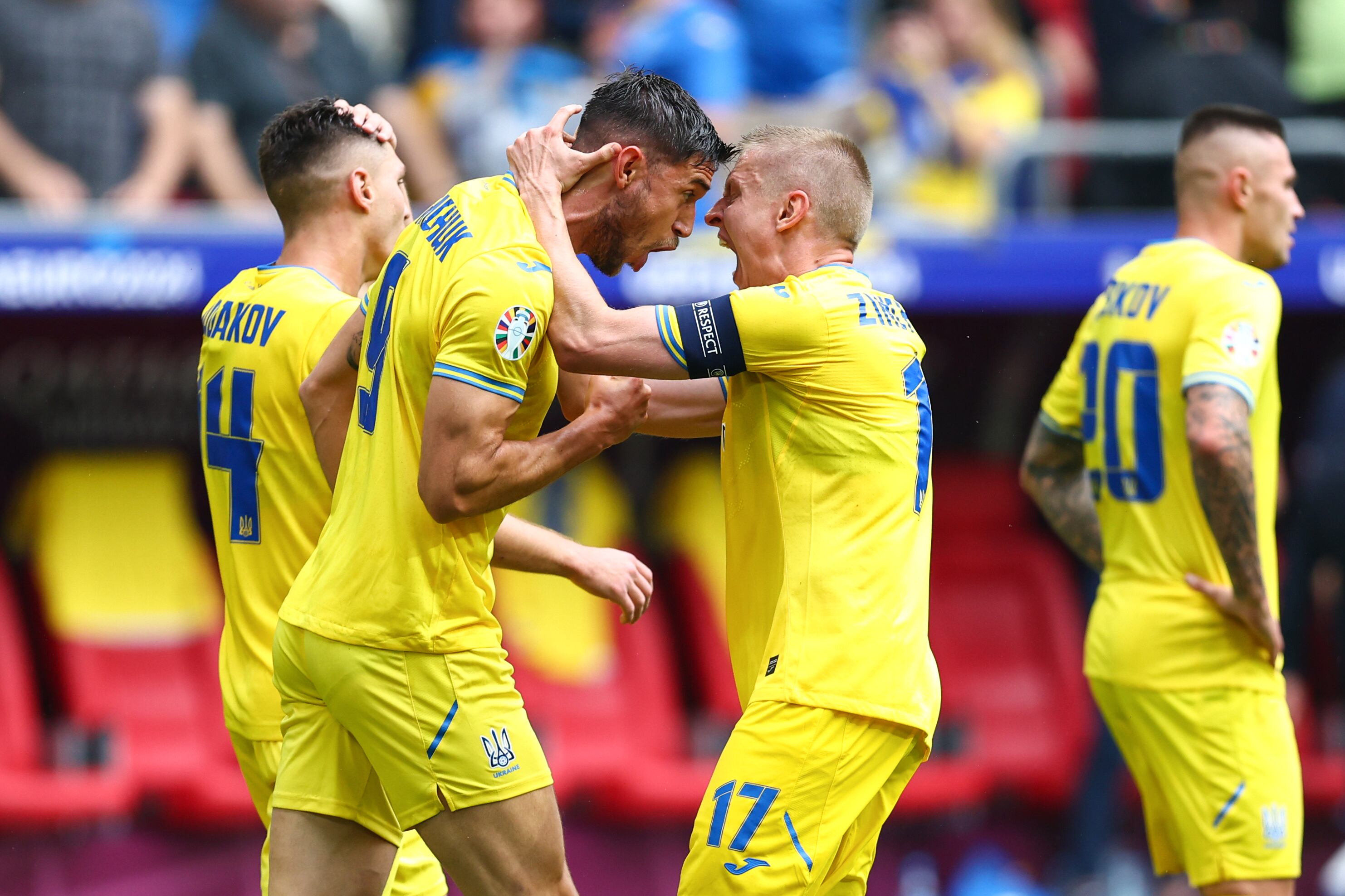 Roman Yaremchuk celebra con Zinchenko el gol de la victoria de Ucrania ante Eslovaquia en la Eurocopa 2024