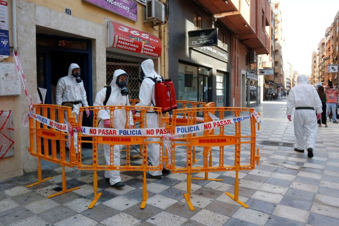 Un equipo de la empresa pública de gestión ambiental Geacam está trabajando desde primera hora de este lunes en la desinfección del edificio de Albacete, ubicado en la calle Baños 25, cuyos vecinos han sido confinados tras la aparición de un brote de COVID-19, que afecta a nueve personas de dos familias distintas.