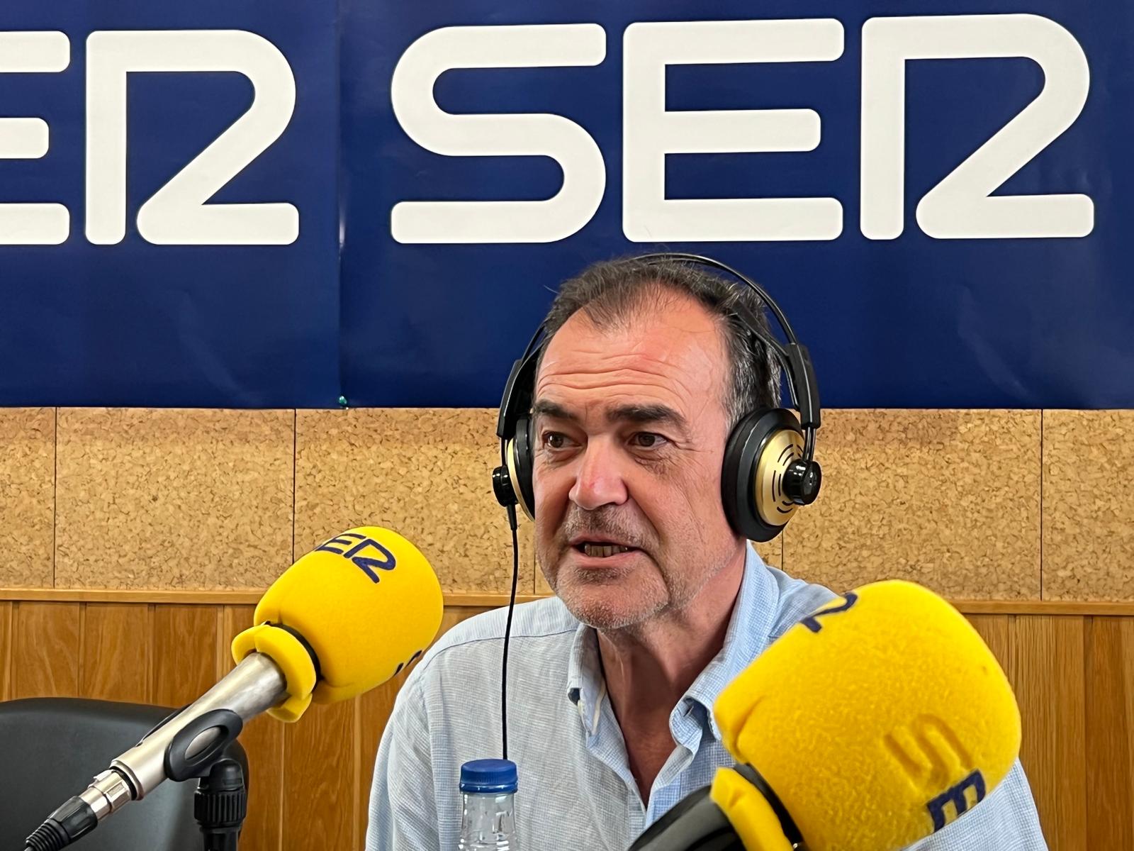 Isidoro Gómez Cavero en los estudios de SER Cuenca