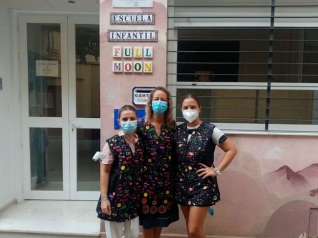 De izquierda a derecha, Virginia, Mati y Davinia a la puerta de su Escuela Infantil 'Full Moon'