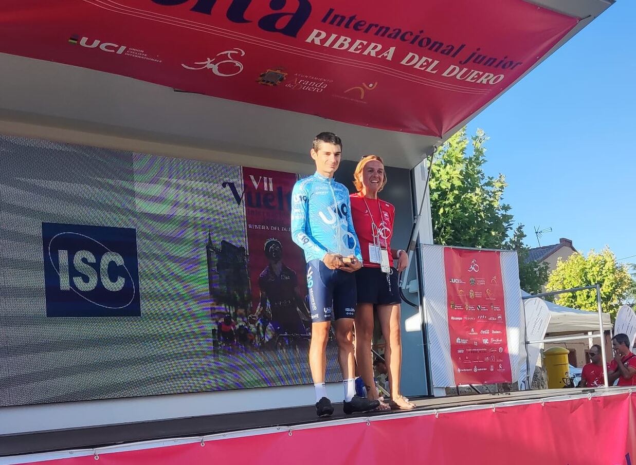 Hugo Tapiz en el podio como ganador del 2º sector de la 2ª etapa de la ronda ribereña
