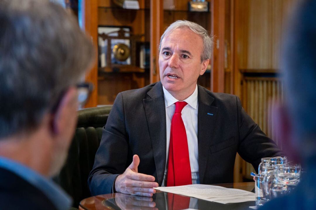 El alcalde de Zaragoza, Jorge Azcón, durante una reunión con la Junta de Portavoces