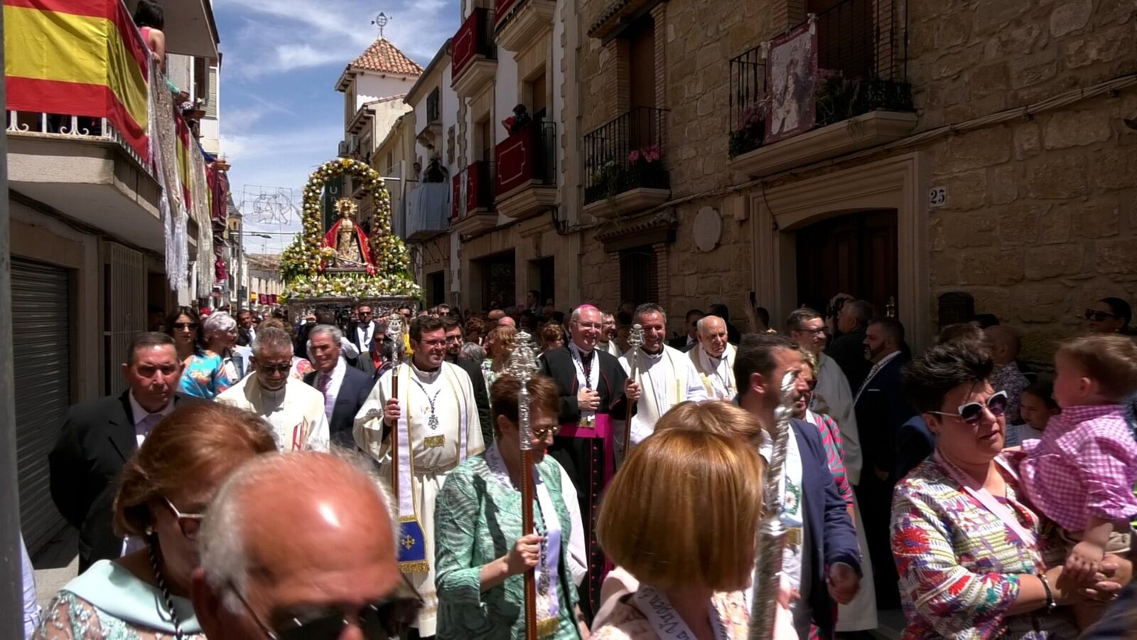 La patrona de Ibros, la Virgen de los Remedios, sale en procesión en su día grande con la presencia del obispo de Jaén