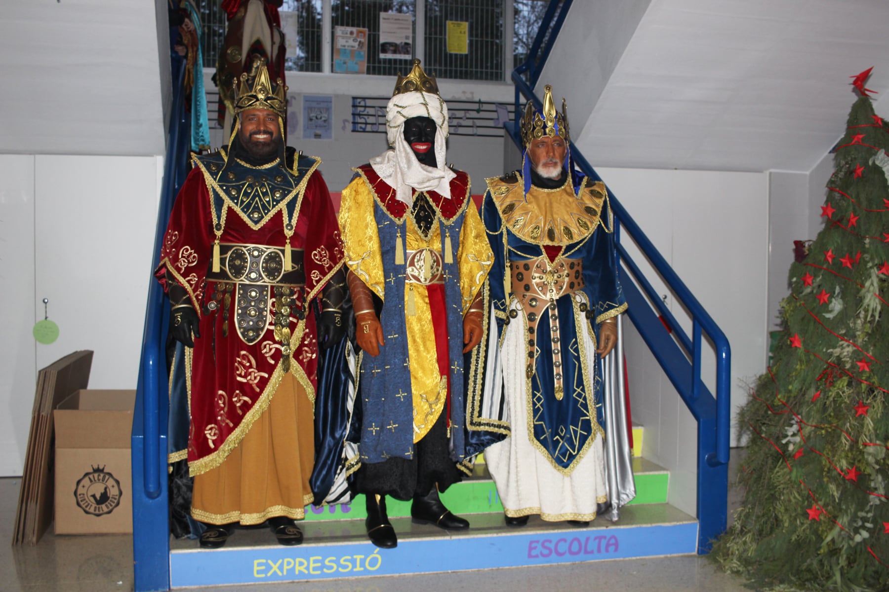 Los tres Reyes Magos justo en las escaleras del IES Pare Vitòria donde han iniciado su recorrido