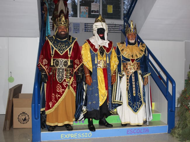 Los tres Reyes Magos justo en las escaleras del IES Pare Vitòria donde han iniciado su recorrido