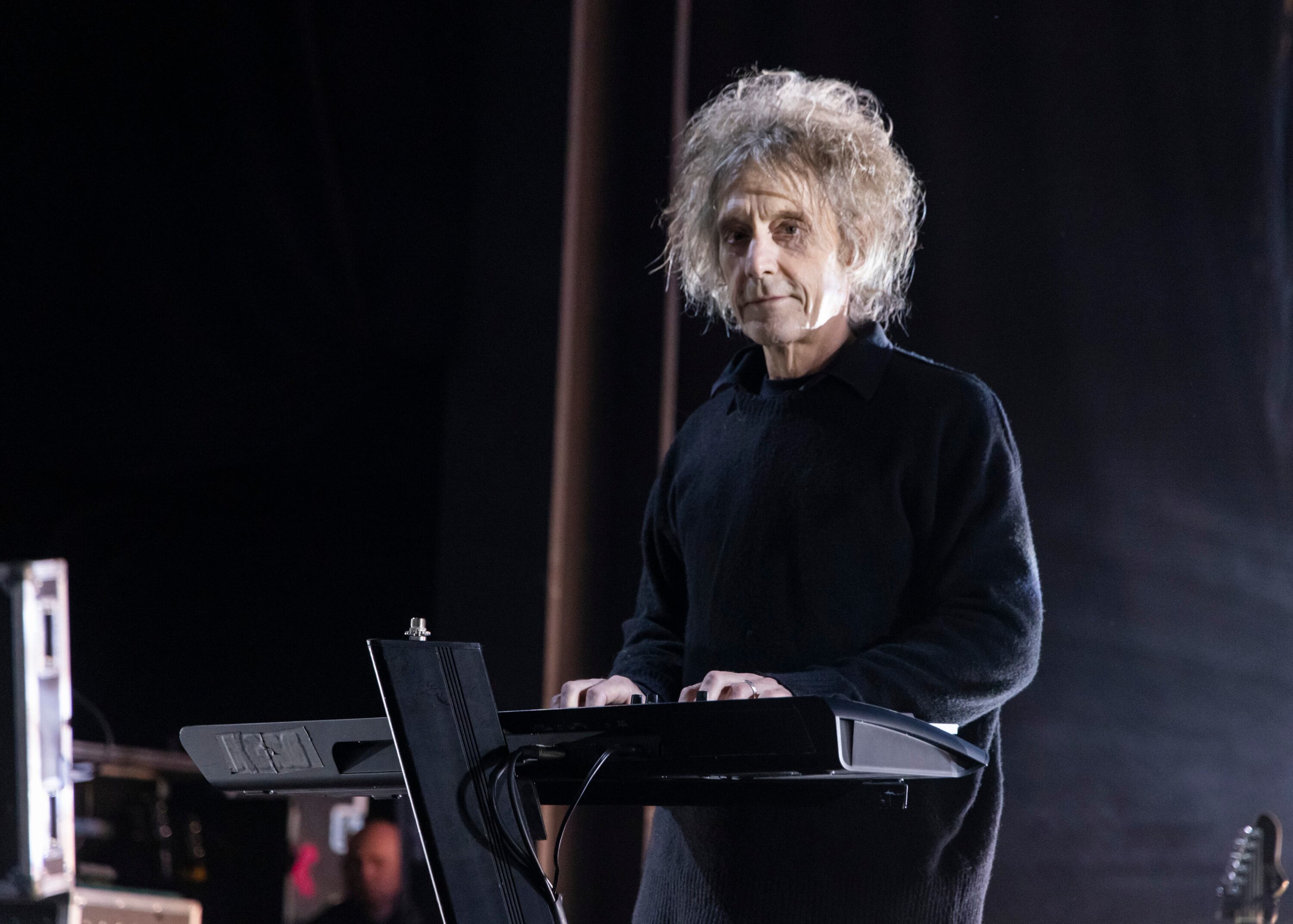 El guitarrista de The Cure, Perry Bamonte, durante un concierto de la banda.