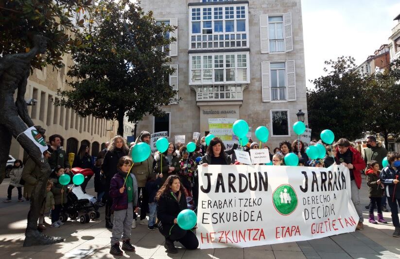 Movilización en Vitoria convocada por la Plataforma a Favor de la Jornada Continua de Euskadi