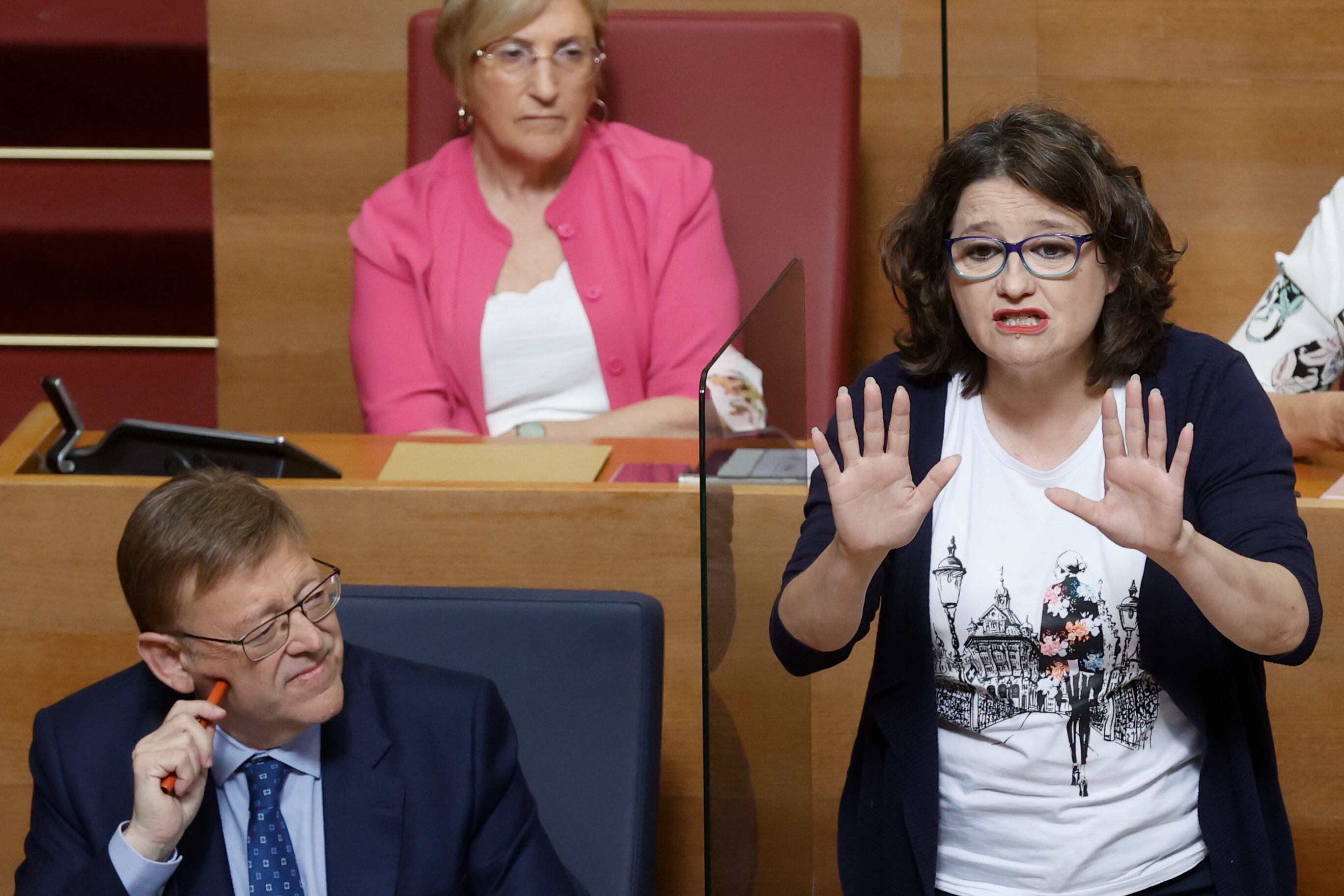 La vicepresidenta y Portavoz de la Generalitat Valenciana, Mónica Oltra,en la imagen, junto al president Puig, interviene durante una sesión de control en Les Corts Valencianes