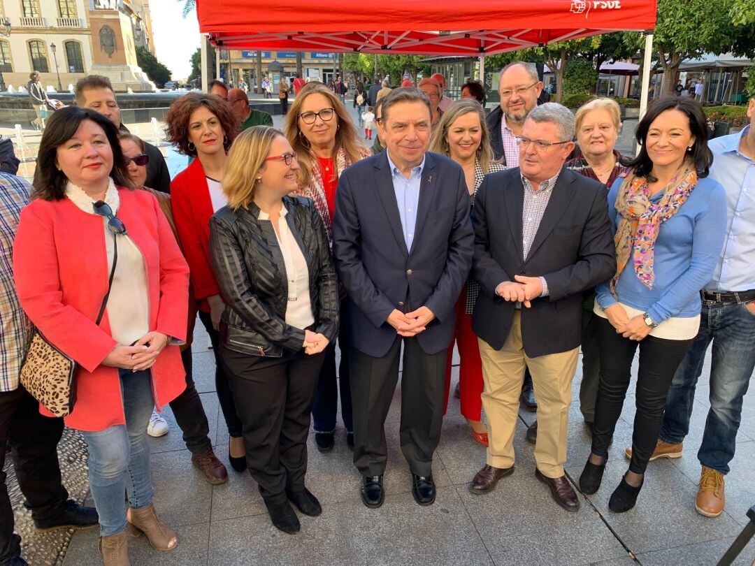 Luis Planas, junto a representantes del Partido Socialista, en la plaza de las Tendillas