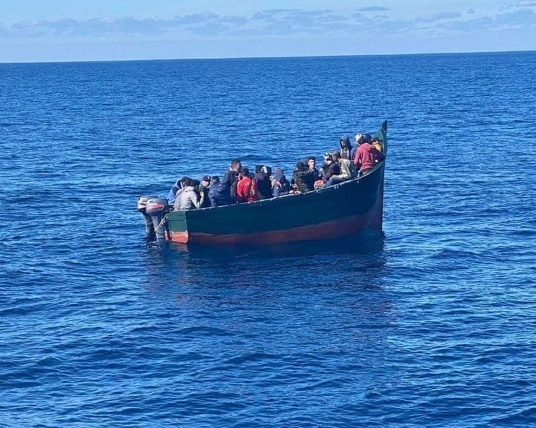 La patera localizada este martes 19 de enero al norte de La Graciosa.