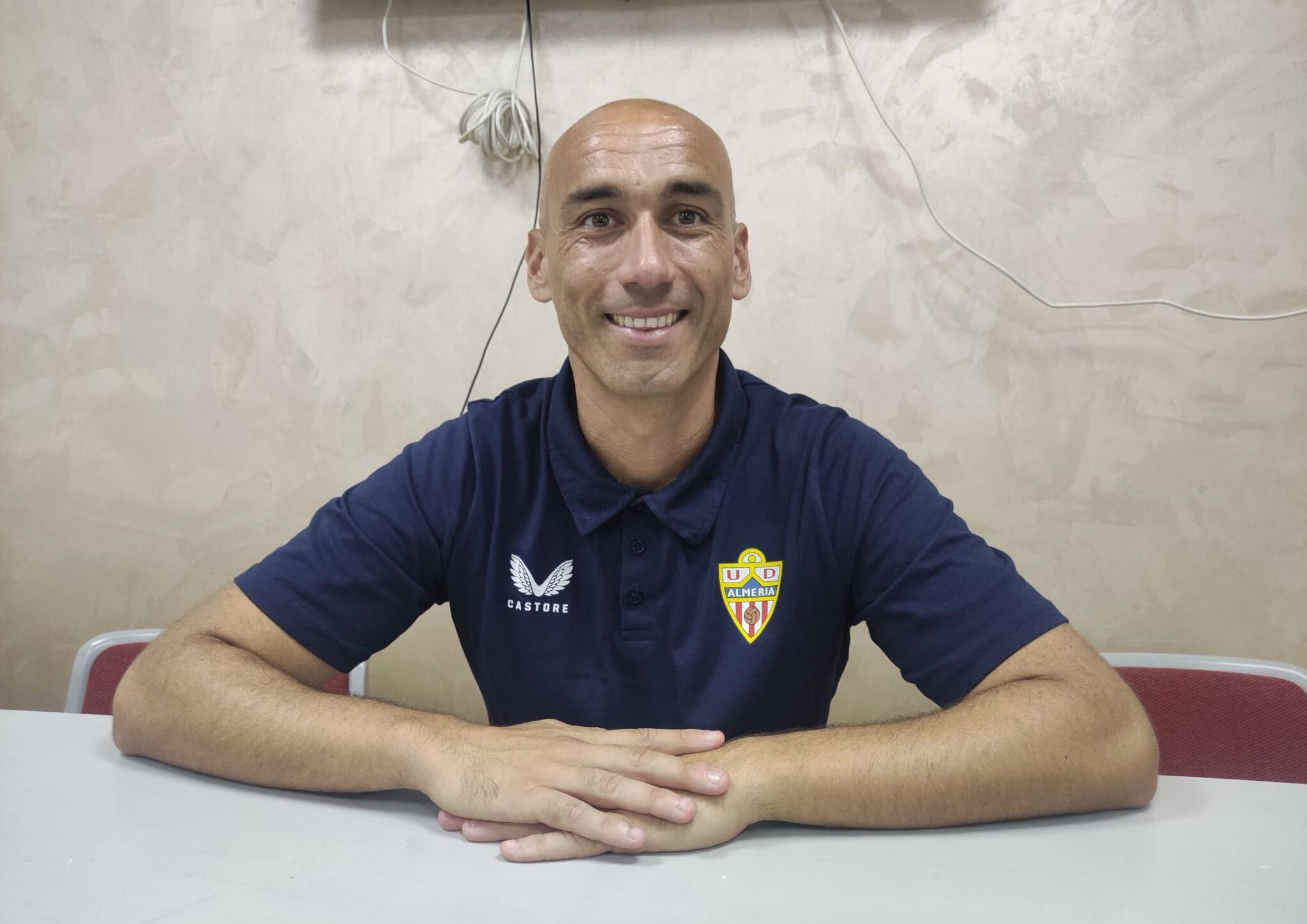 El míster del equipo canterano en la sala de prensa del Estadio Francisco Pomedio de Huércal de Almería.