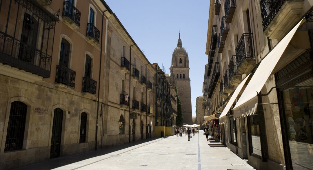 Imagen de archivo de la calle Rúa Mayor de Salamanca con la Catedral al fondo