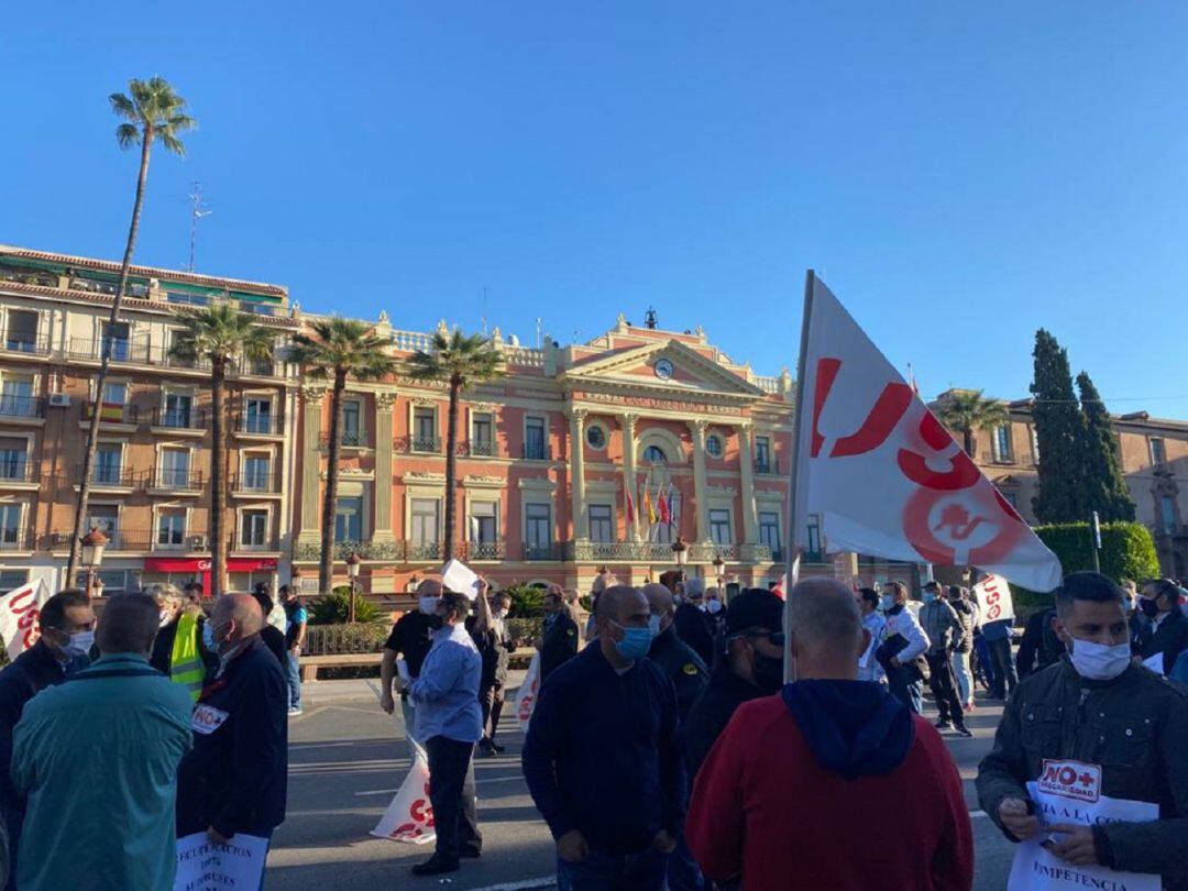 Los trabajadores de Latbus se manifiestan frente al ayuntamiento de Murcia pidiendo restablecer la totalidad del servicio de autobuses con las pedanías