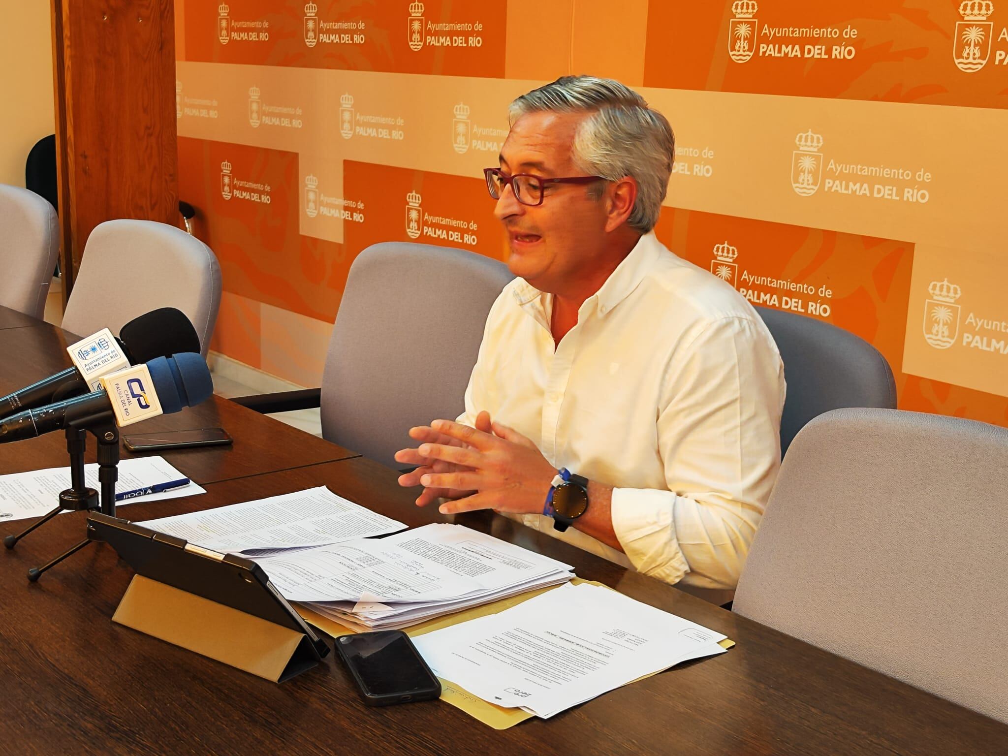 Juan Trujillo, atendiendo a los medios de comunicación