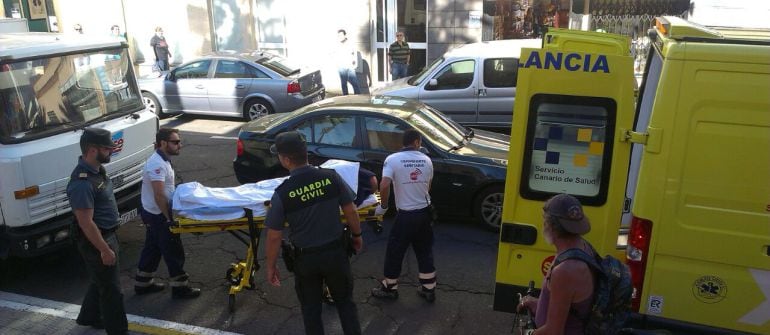 El padre siendo trasladado en una ambulancia