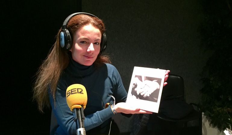 Carolina Zúñiga, fotógrafa y periodista vecina de Alcobendas, nos muestra su fotolibro solidario &#039;Quiro vivir...soy un niño&#039;