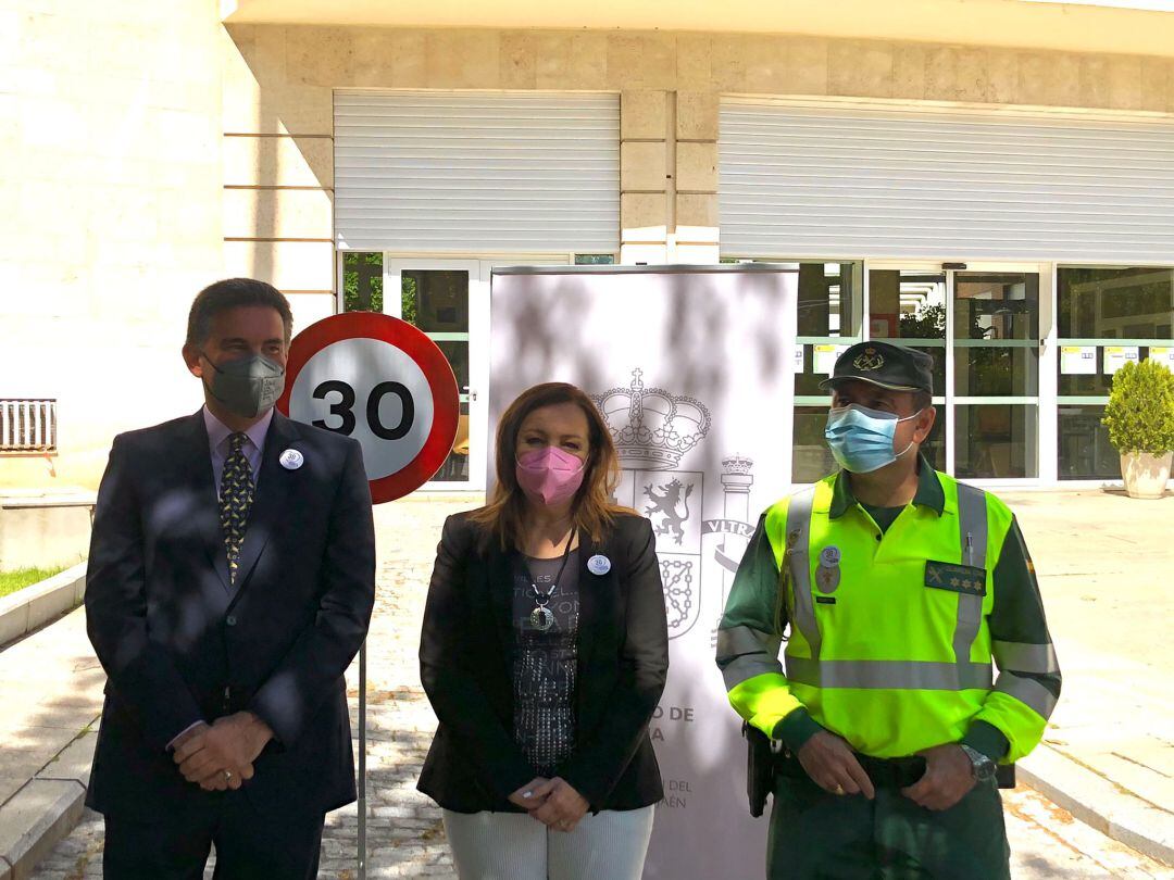 Momento de la presentación de las nuevas medidas de tráfico, subdelegada, Catalina Madueño, en el cetrno, acompañada del director provincial de tráfico y el Capitán de la Guardia Civl